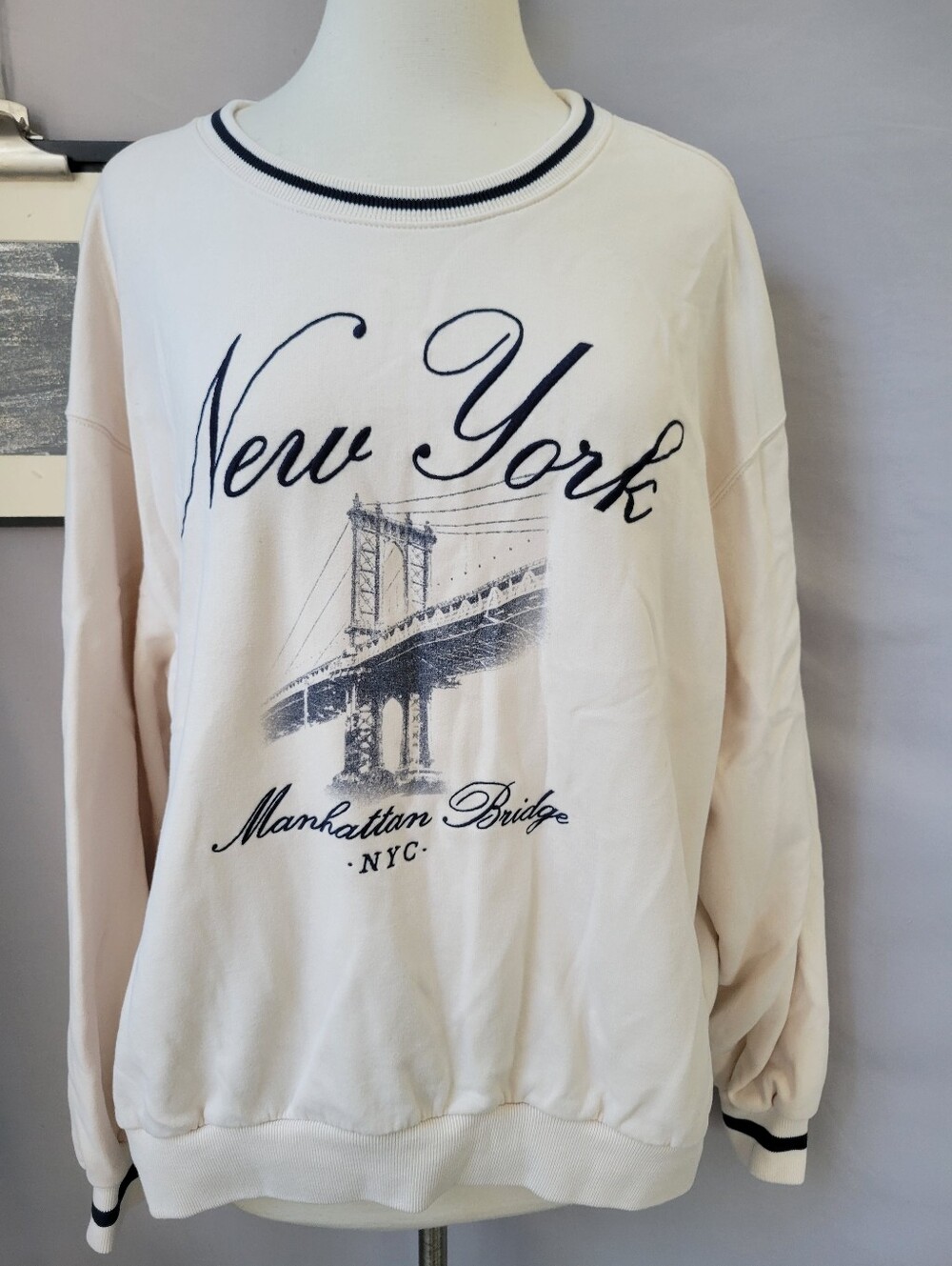 Hollister New York Graphic Crew Pull Over Sweatshirt Cream Blue XL